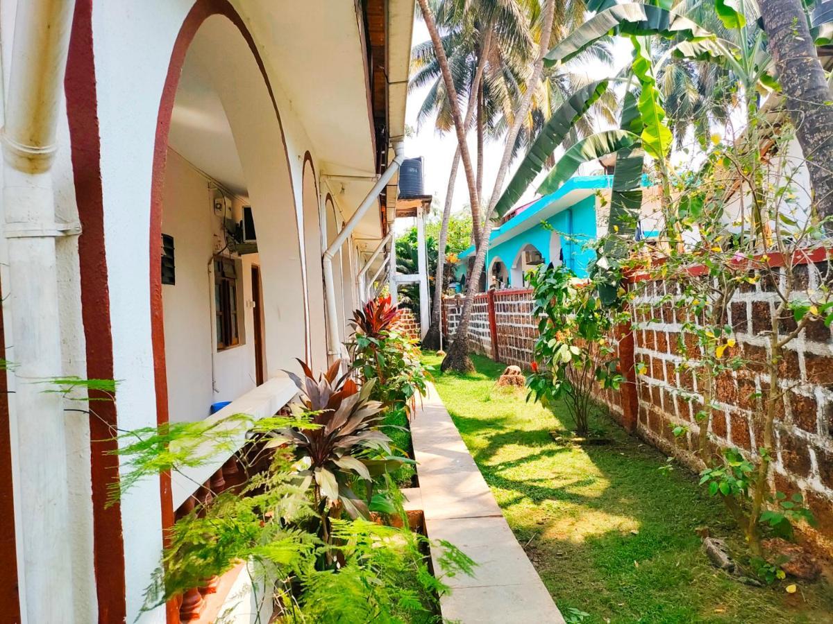 Red Sea Beach Resort Anjuna Bagian luar foto