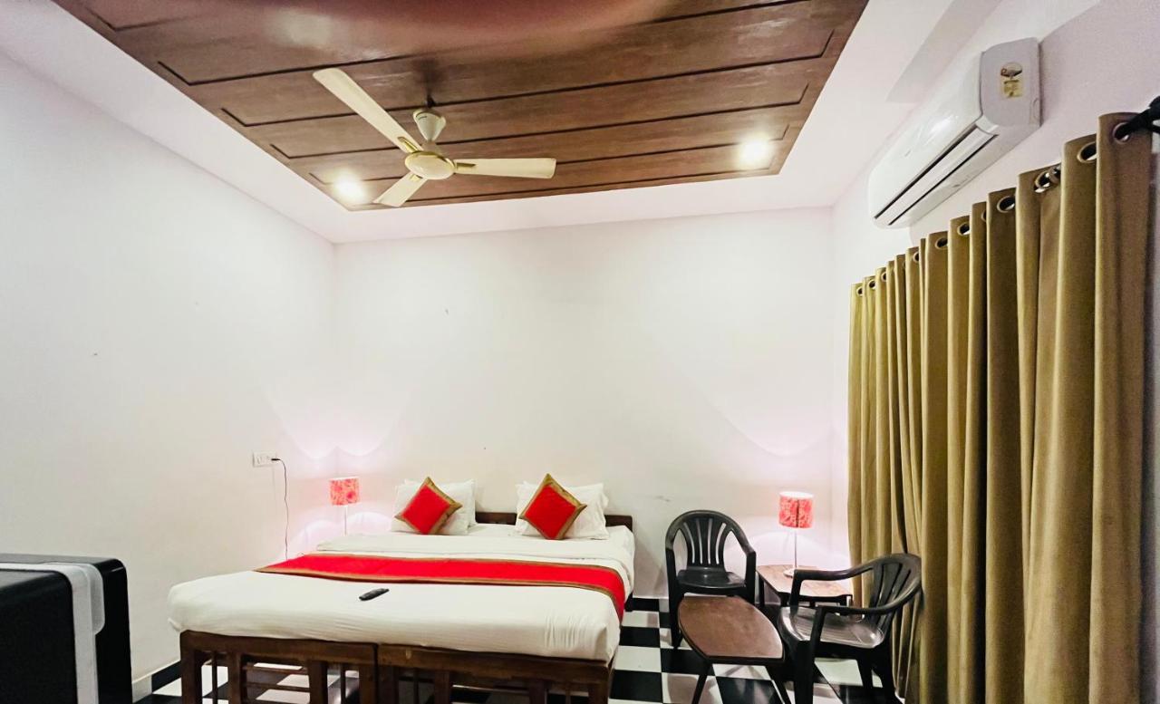 Red Sea Beach Resort Anjuna Bagian luar foto