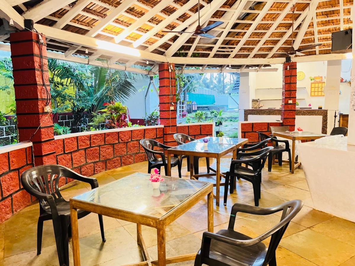 Red Sea Beach Resort Anjuna Bagian luar foto