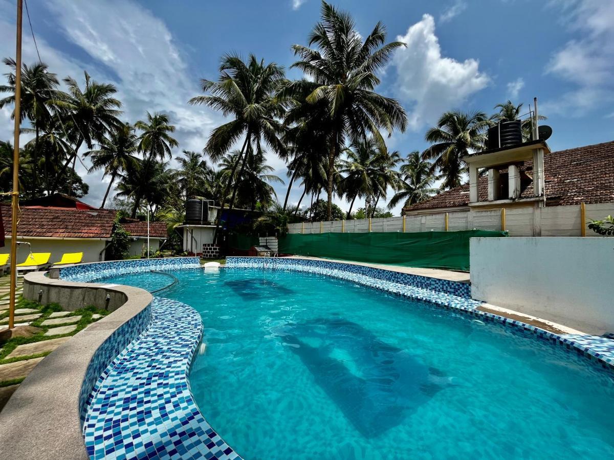 Red Sea Beach Resort Anjuna Bagian luar foto