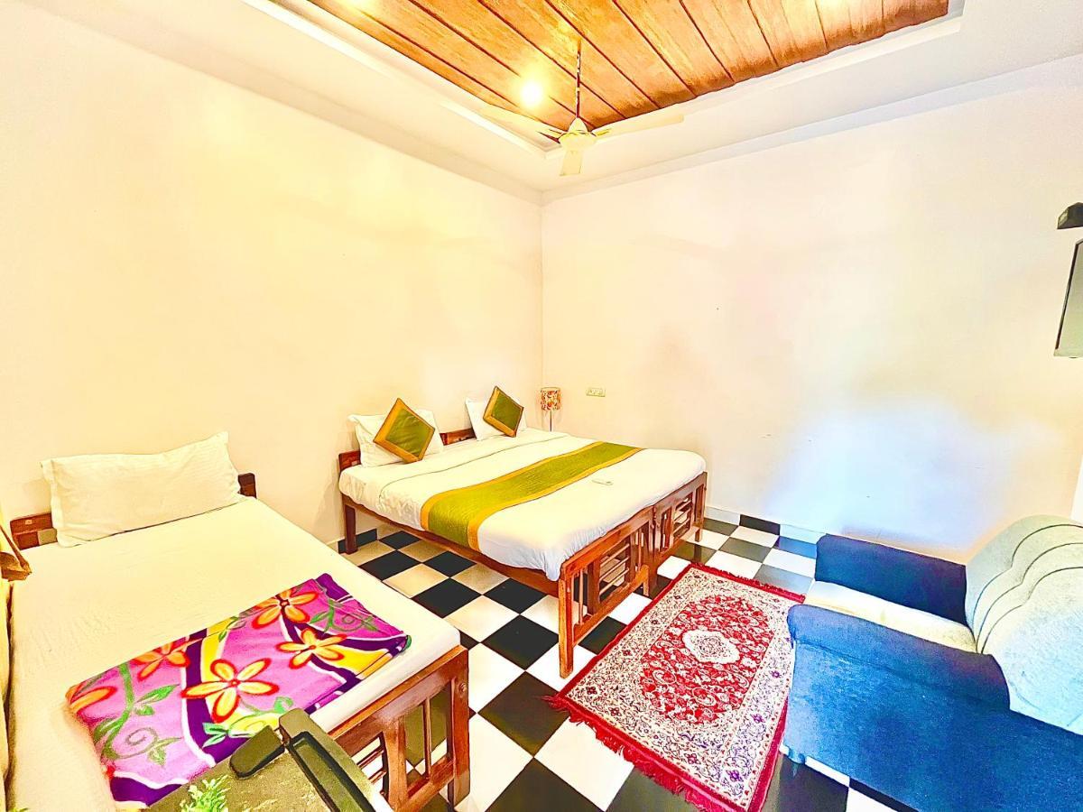 Red Sea Beach Resort Anjuna Bagian luar foto
