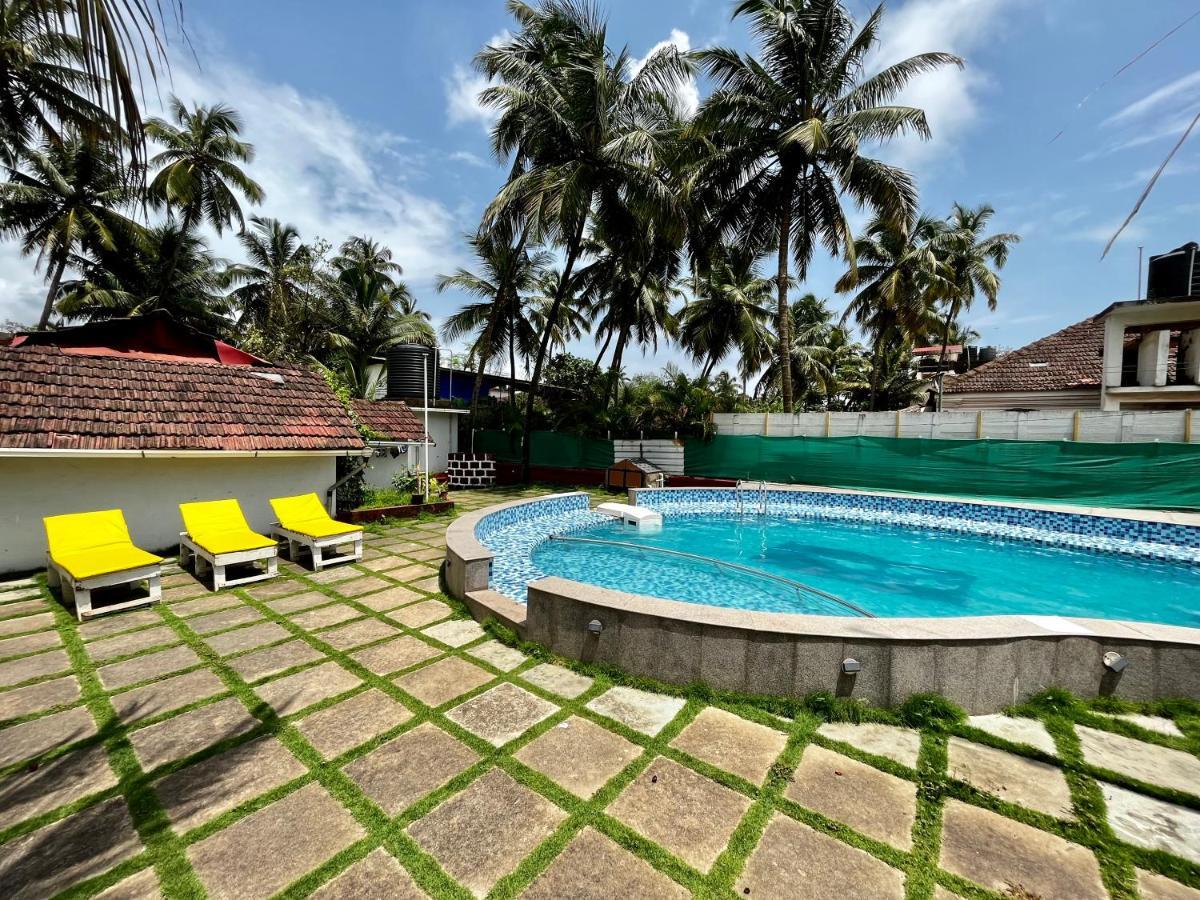 Red Sea Beach Resort Anjuna Bagian luar foto