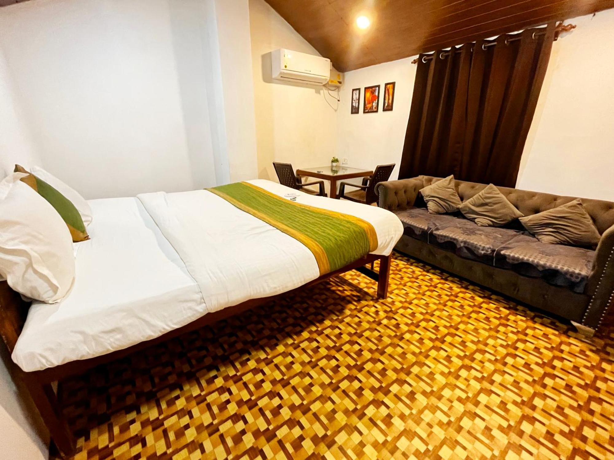 Red Sea Beach Resort Anjuna Bagian luar foto