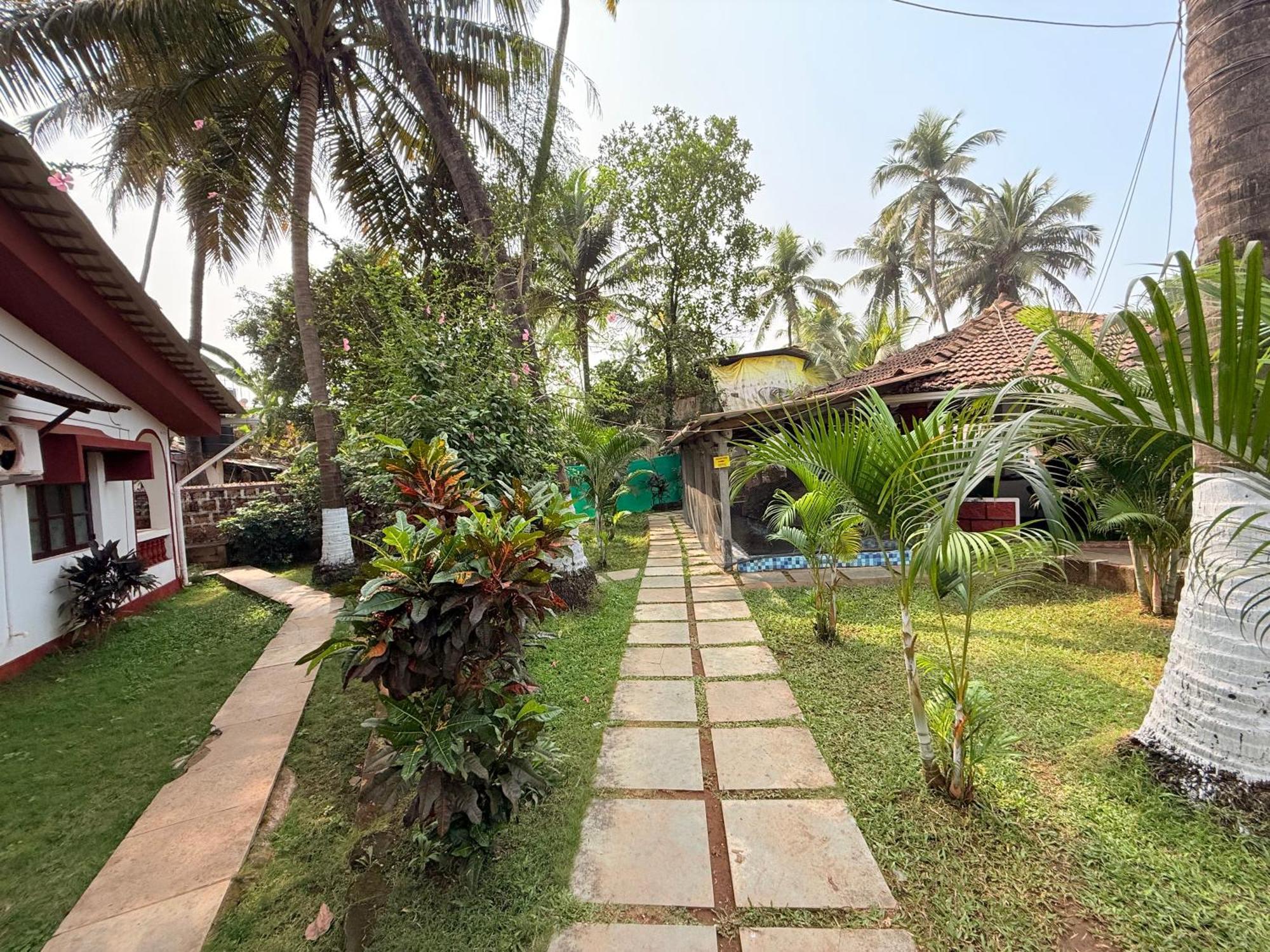 Red Sea Beach Resort Anjuna Bagian luar foto