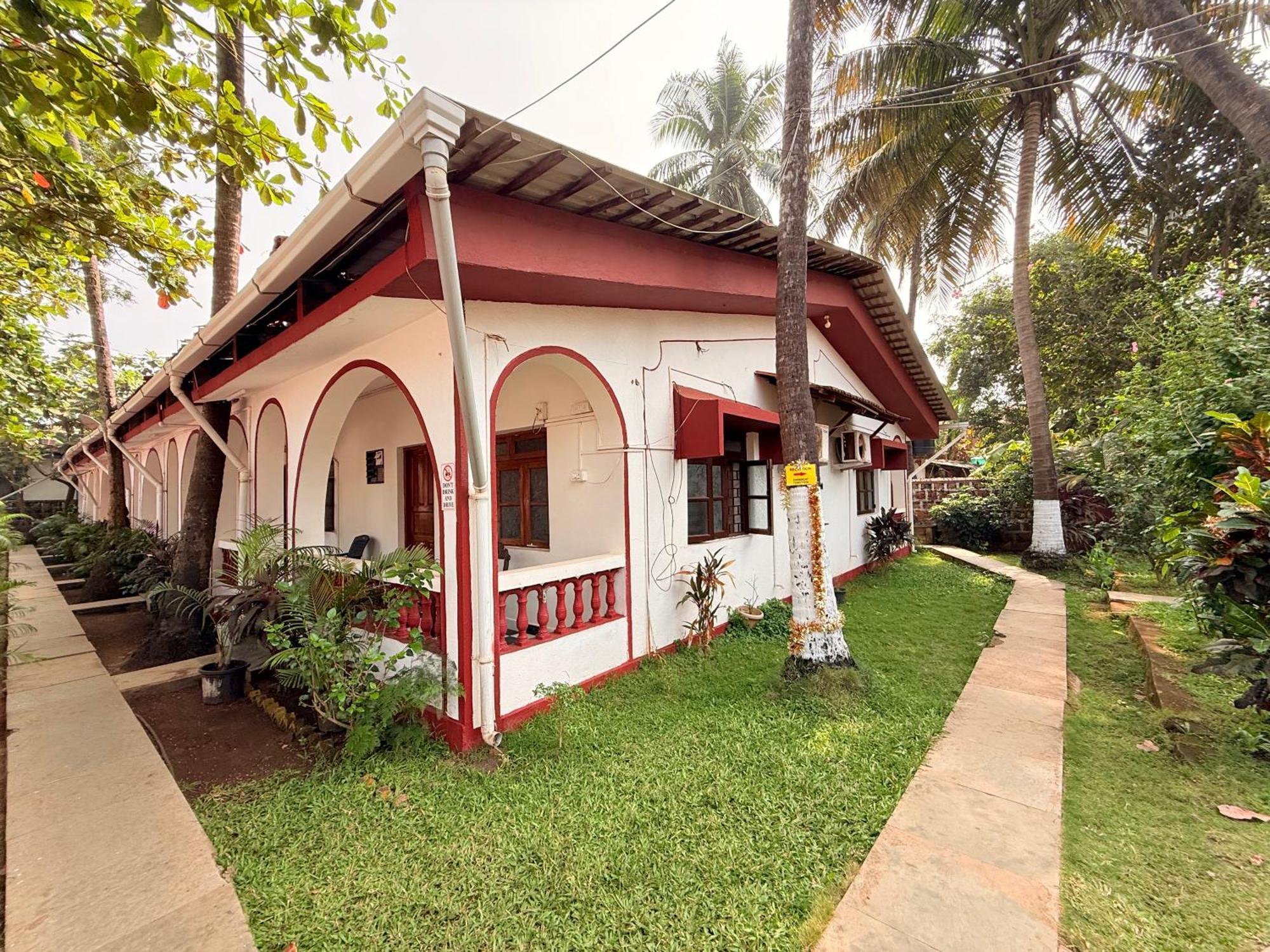 Red Sea Beach Resort Anjuna Bagian luar foto